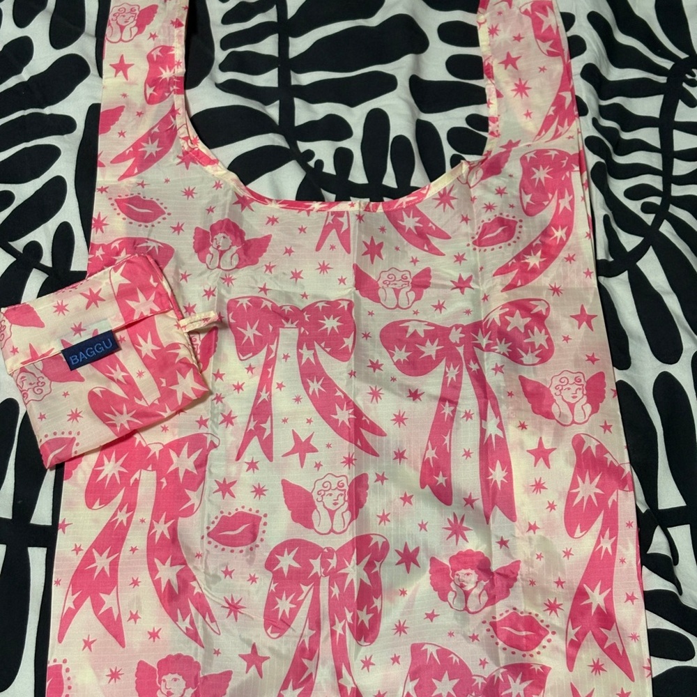 BAGGU Pink Cherubs -UO Exclusive Reusable Bag Used in great condition.